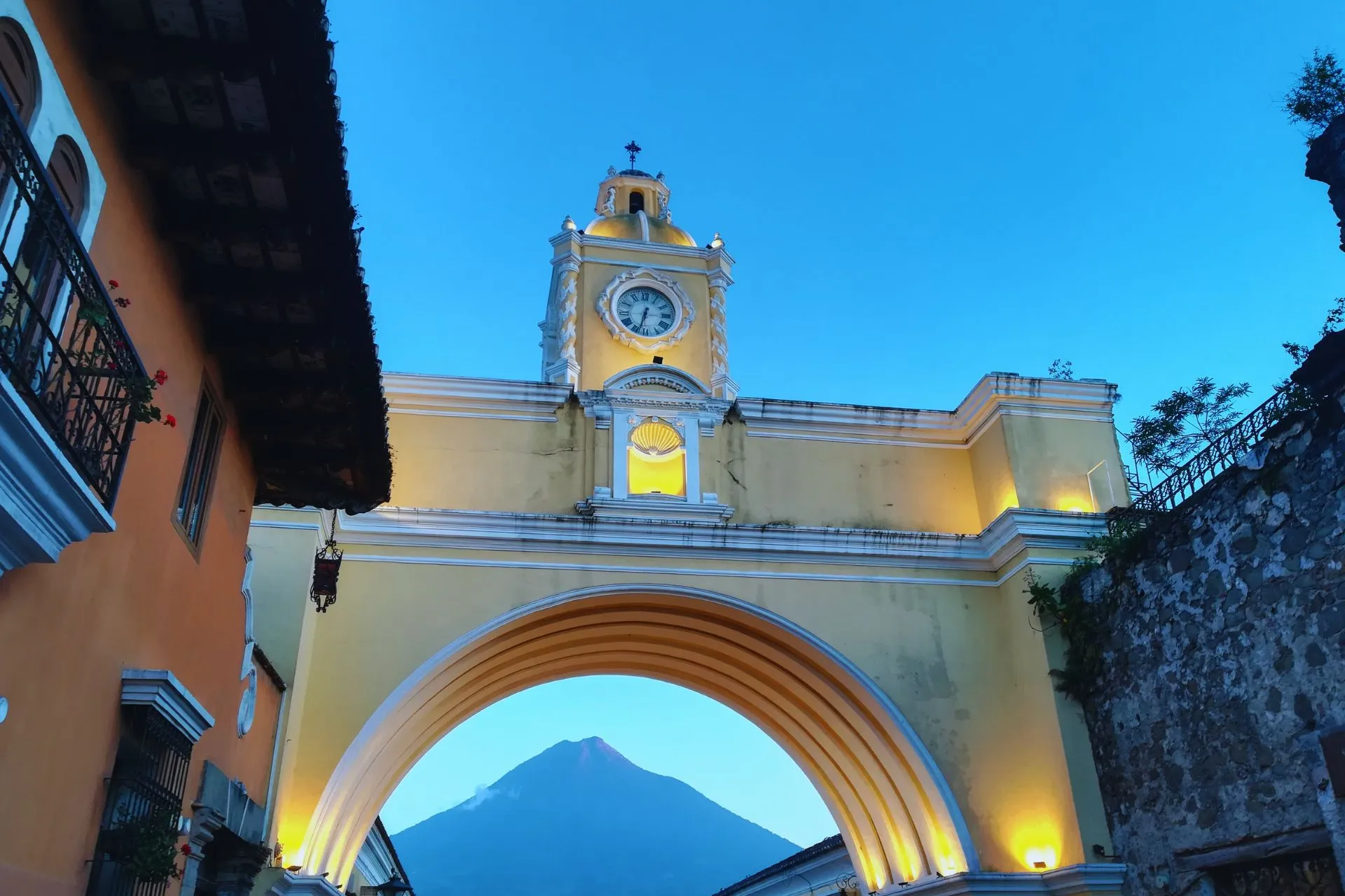 Arco de Santa Catalina with Volcán de Agua, Antigua Guatemala