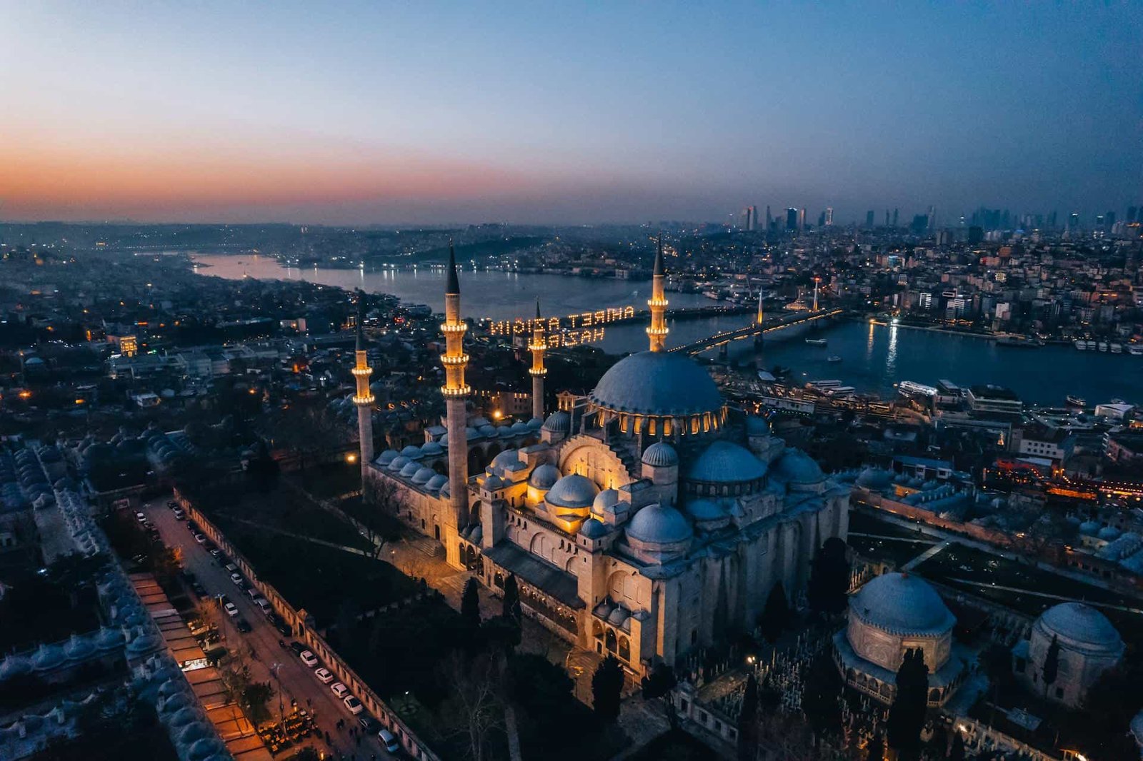 A view on the Süleymaniye Mosque at night in Istanbul, Türkiye
