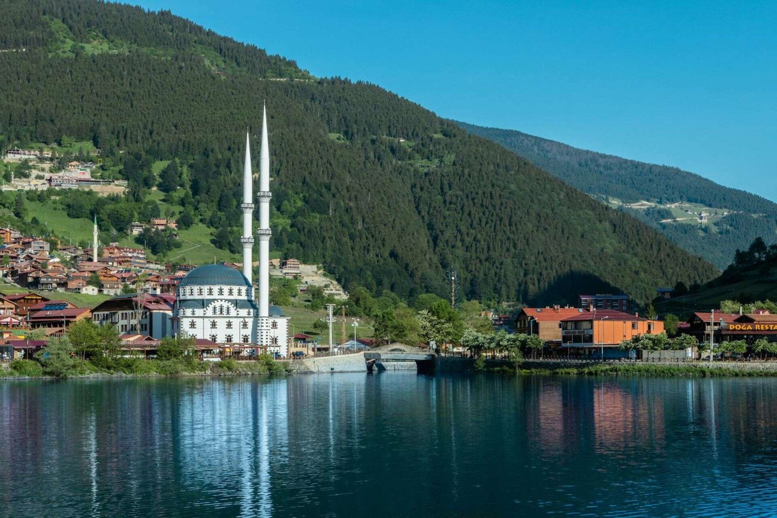 Uzungöl Lake and its Mosque located a hundred kilometers from Trabzon, Türkiye